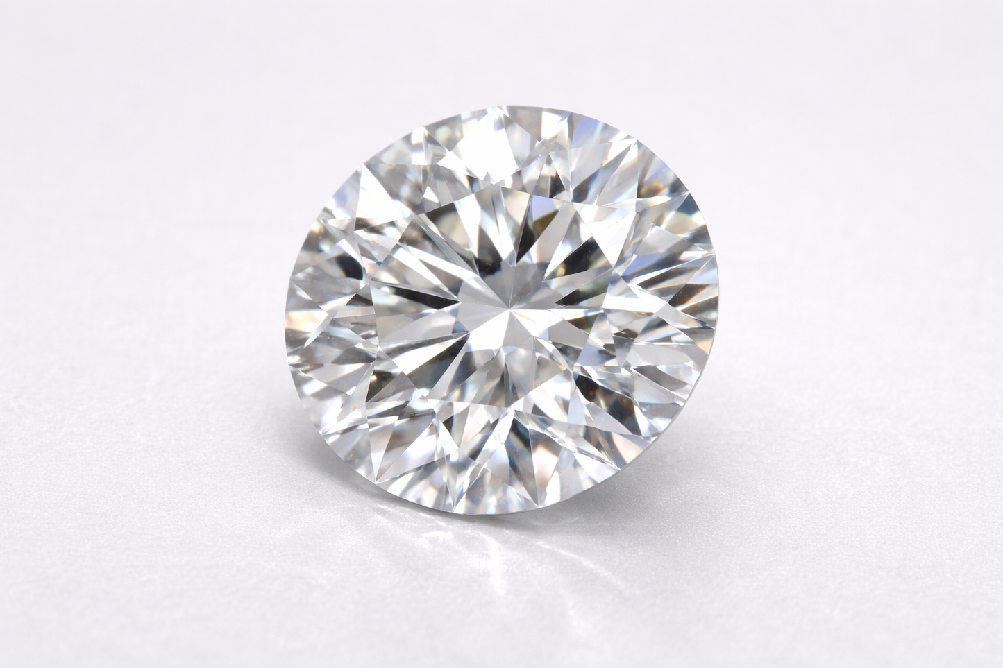 Round diamond on a light gray background